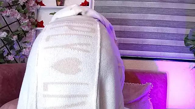Liaa_Peach from StripChat