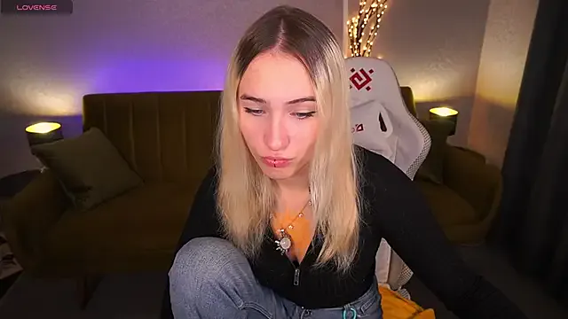 LilElfie from StripChat