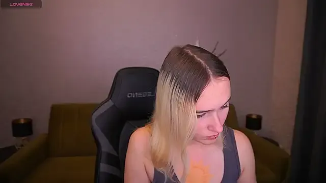 LilElfie from StripChat