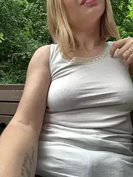 LILI_25_25 from StripChat is Freechat