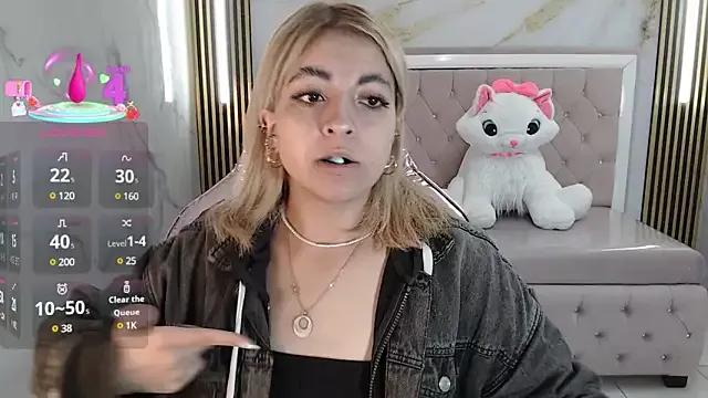 lili_conor_s from StripChat is Freechat