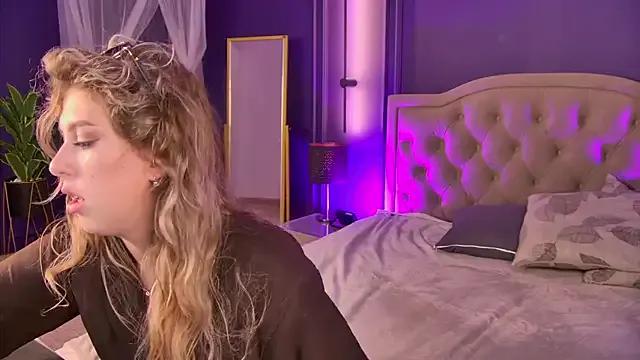 Lillian_Dyson from StripChat is Freechat