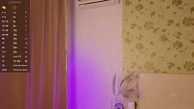 lilliaqueen from StripChat is Freechat