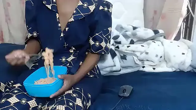 LILLYSLUTY2 from StripChat is Freechat