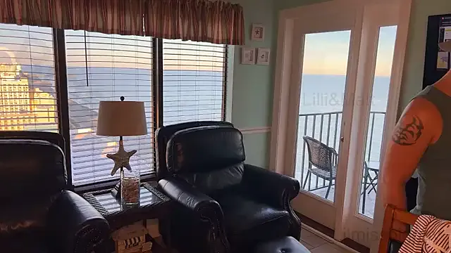 Lilmissbigguy on StripChat 