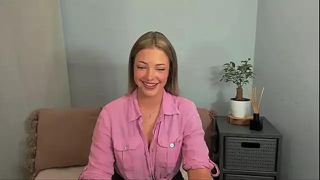 LilyBlondee from StripChat