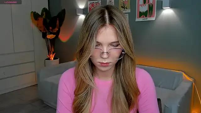 linakorvin from StripChat is Freechat