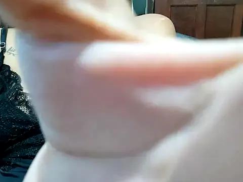 liquorlipsoficial from StripChat is Freechat