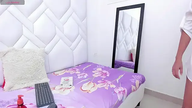 littleblondee on StripChat 