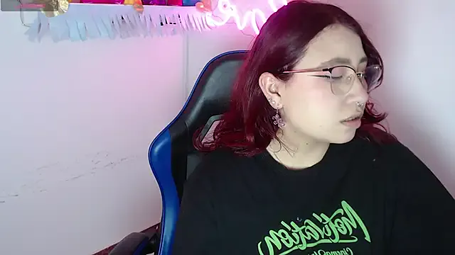 littlee_red on StripChat 