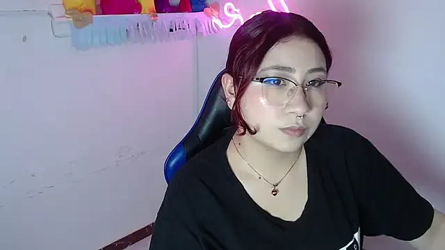 littlee_red on StripChat 