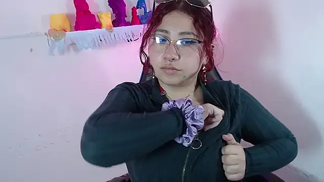 littlee_red on StripChat 