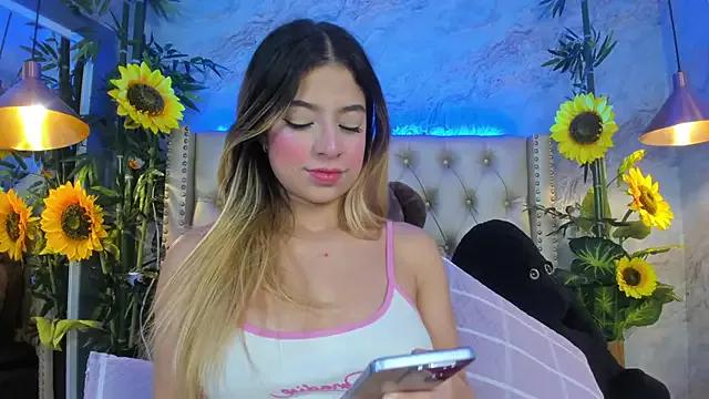 LittleeJaz from StripChat is Freechat
