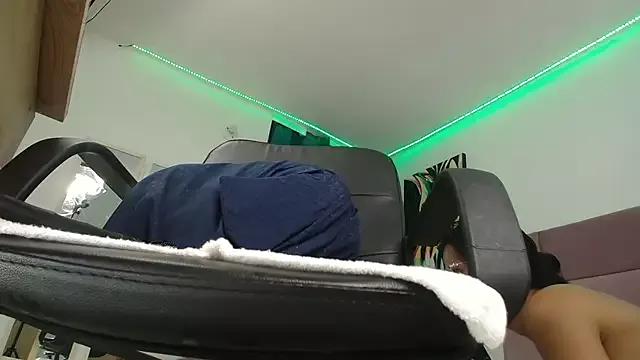 lizzy_squirt from StripChat