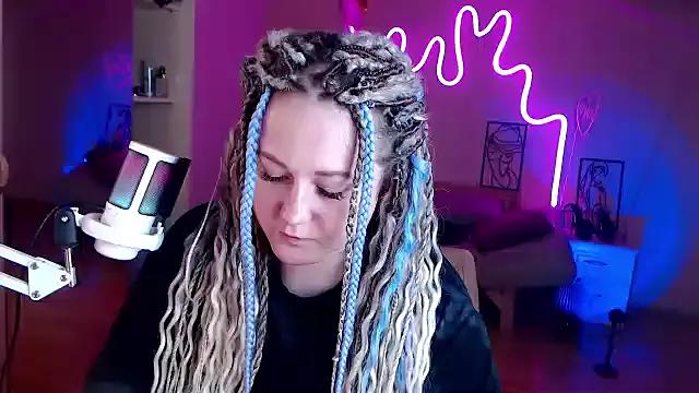 LizzyShine from StripChat