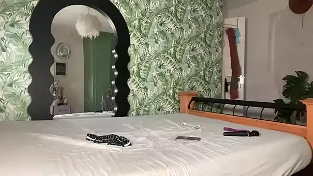Lola_Goldxo from StripChat