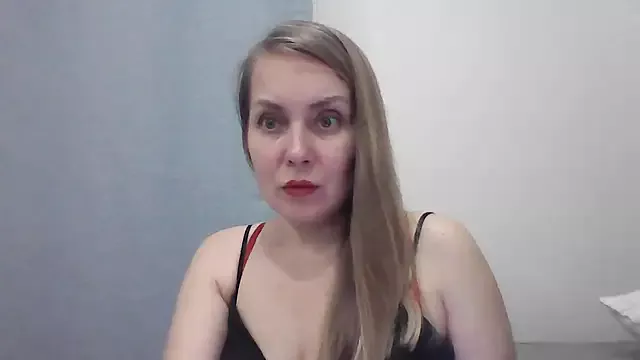 Lolawhite8 on StripChat 
