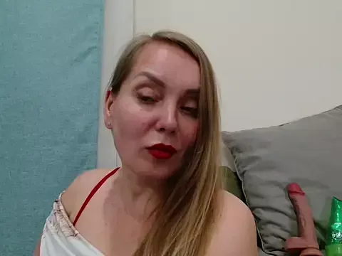 Lolawhite8 on StripChat 