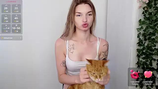 lookoluna from StripChat is Freechat