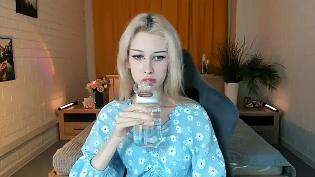 LoriTori from StripChat is Freechat