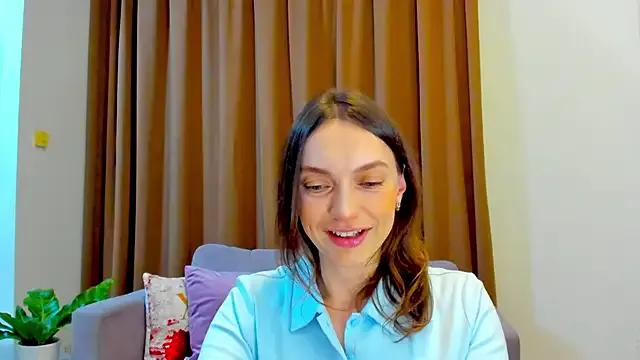 LovelyeeMia from StripChat is Freechat