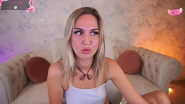 LovelyMollyy from StripChat is Freechat