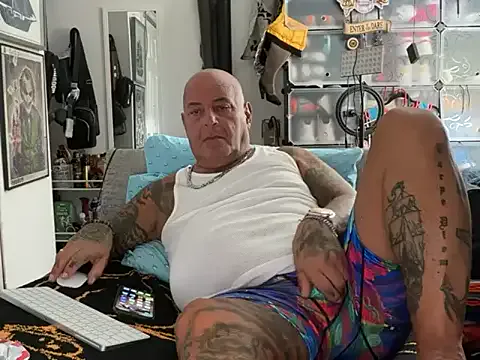 lovetatts64 from StripChat is Freechat