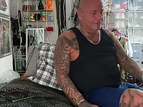 lovetatts64 from StripChat is Freechat