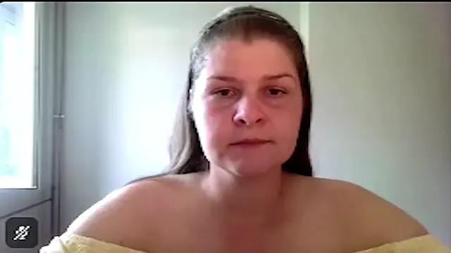 lovexCaroline from StripChat is Freechat