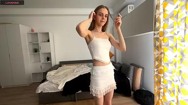 LucettaBeste from StripChat is Freechat