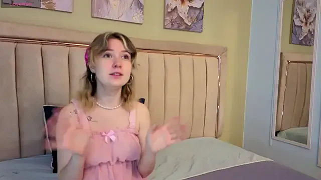 Lucia_Copper from StripChat is Freechat