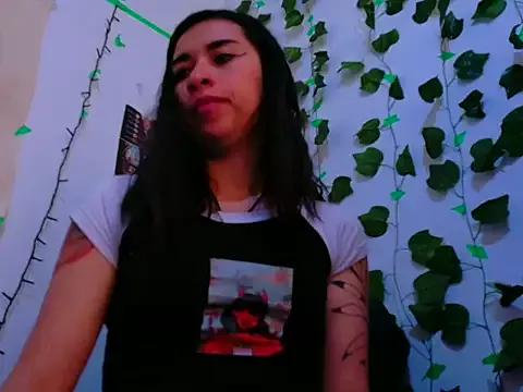 lucywhite13 from StripChat is Freechat
