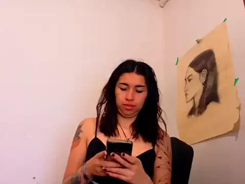 lucywhite13 from StripChat is Freechat