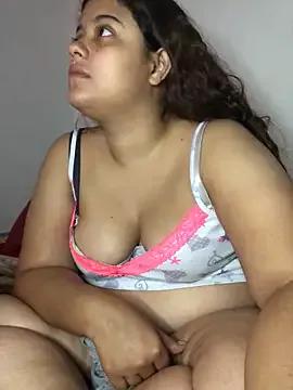 Luisa_golden from StripChat is Freechat