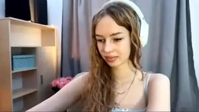 LunaCrave from StripChat is Freechat