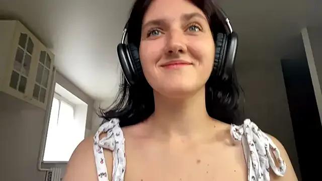LyndaLewi from StripChat is Freechat