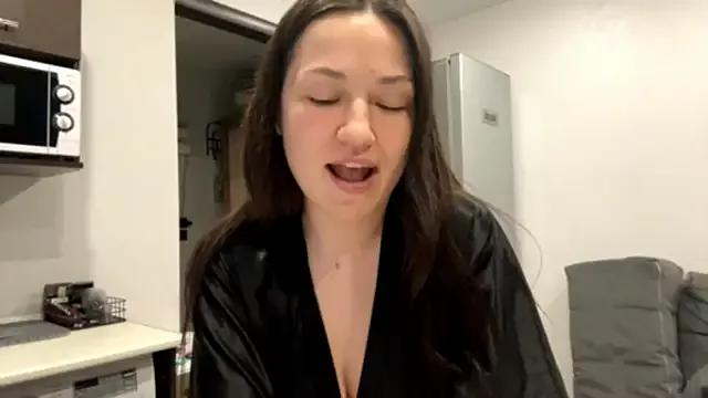 MaeEverist from StripChat is Freechat
