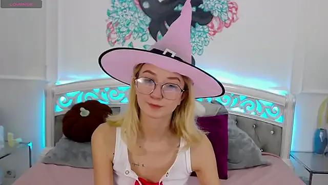 MaeLili from StripChat is Freechat