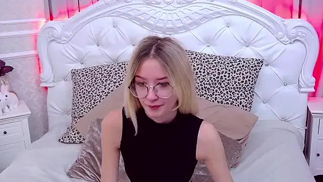 MaeLili from StripChat is Freechat