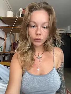 MalunaMoon from StripChat is Freechat