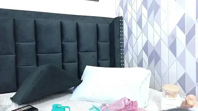 Mamaneedsfun from StripChat