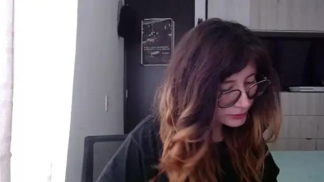 mariana124- from StripChat is Freechat