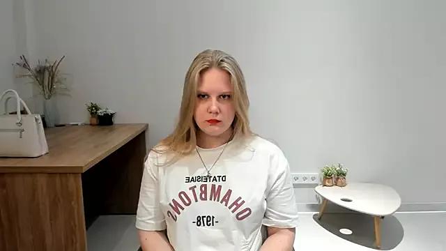 MariaWoodie from StripChat is Freechat