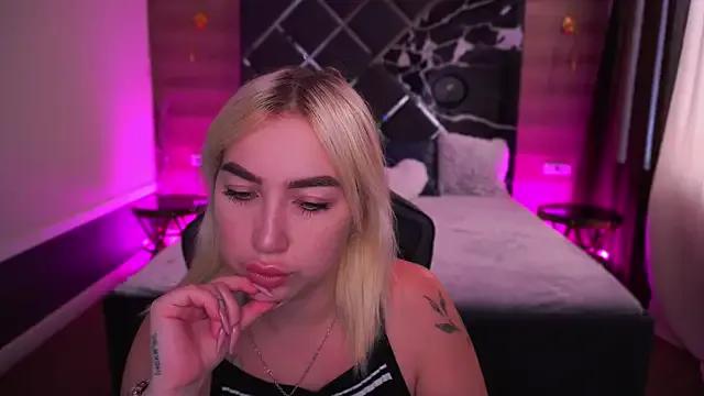 MariellaVi from StripChat is Freechat