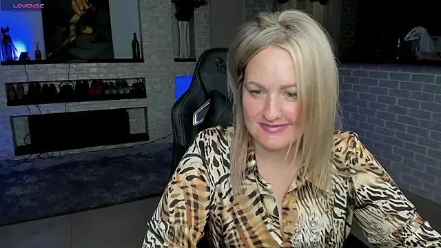 MariemLui from StripChat is Freechat
