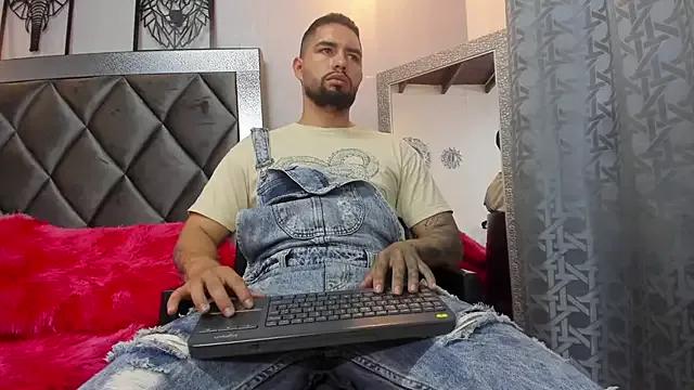 matteosantos from StripChat is Freechat