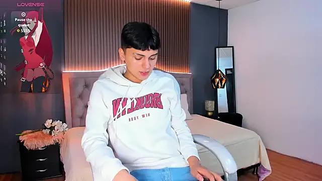 Maxii18_ from StripChat is Freechat