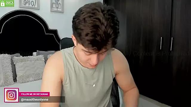 MaxxiCruz from StripChat