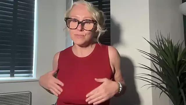 Melody_UK from StripChat is Freechat
