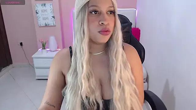 Miapeachy from StripChat is Freechat